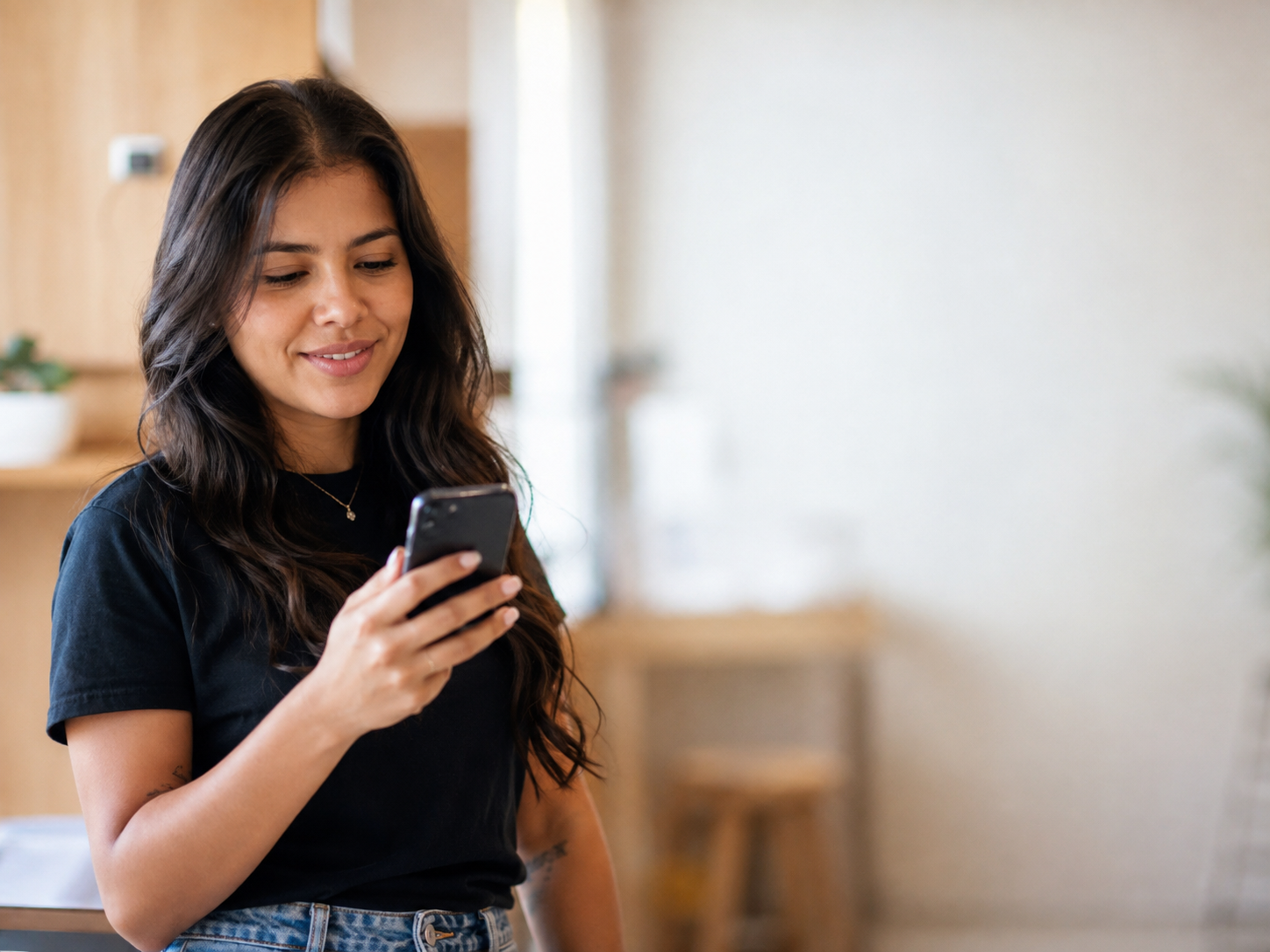 Membro da igreja recebendo uma mensagem no celular